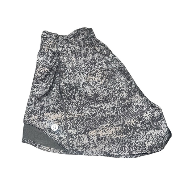 LULULEMON | Hotty Hot Short *2.5"
Frozen Vista Alpine White Multi / Arctic Grey - Picture 4 of 11